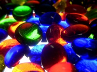 Se pueden apreciar perlas de cristal de diferentes colores.