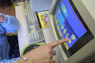 Imagen en la que se ve una persona apuntando con un dedo a la pantalla de un ordenador.
