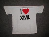 Camiseta blanca con un mensaje donde se lee yo amo XML, en inglés.