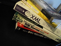 Pila de cinco libros de informática, entre ellos uno de XML.