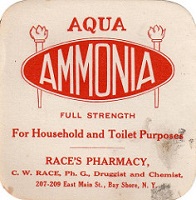Etiqueta blanca con letras en rojo donde se lee Aqua Ammonia.