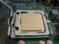 Muestra un procesador colocado en un zócalo del tipo LGA y sujeto por el marco de fijación.