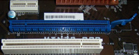 Se muestran tres tipos de conectores PCI diferentes. PCI normal, PCI Express x1 y PCI Express x16. 