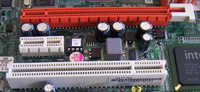 Se muestran tres tipos de conectores PCI diferentes. PCI normal, PCI Express x1 y PCI Express x16. 