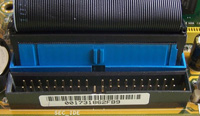 Muestra dos conectores de tipo IDE; el primario y el secundario. Y un cable preparado para conectado en el primario.