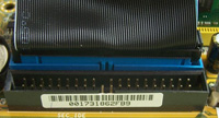Muestra dos conectores de tipo IDE; el primario y el secundario. Y un cable conectado en el primario.