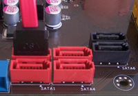 Muestra dos grupos de conectores sata y un cable con un conector de tipo sata insertado en uno de los conectores.