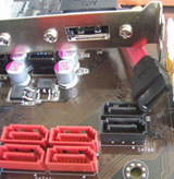 Muestra un cable con conexión sata en un extremo y en el otro una plaquita con un conector sata externo, que debe ser fijada  a una bahía de expansión de la caja del ordenador, junto a los conectores sata de la placa base.