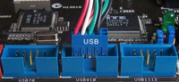 Muestra un cable con conexión usb insertado  en el conector correspondiente de la placa base.