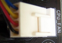 Cable del ventilador insertado en el conector de alimentación situado en la placa base.