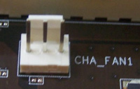 Conector de alimentación de tres pines  para instalar un ventilador adicional en algún lugar estratégico del chasis del ordenador.