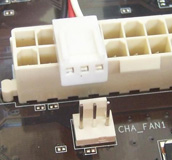 Cable de un ventilador adicional preparado para ser conectado en el conector de alimentación.