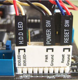 Muestra el conector auxiliar con los cablecitos del frontal conectados  ya insertado en el conector de la placa base.