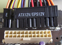 Cable con conector de 24 pines situado sobre el conector correspondiente de la placa base. 