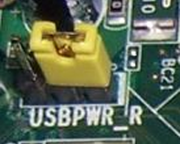 Vista del jumper USBPWR sobre la placa base.