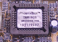 Detalle del chip de la bios  instalado en su zócalo correspondiente de una placa base 