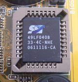 Detalle del chip de la bios  instalado en su zócalo correspondiente de una placa base 