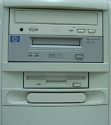 Frontal de ordenador con unidad lectora de cinta magnética.