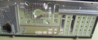 Vista trasera de la caja del ordenador con la plaquita de los conectores colocada en su posición.