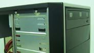 Vista superior del frontal del ordenador con el  lector de DVD introducido en su bahía.