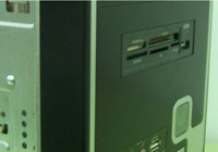 Vista del frontal del ordenador con el lector de tarjetas introducido en su bahía.