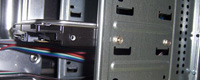 Vista del disco duro fijado con tornillos al chasis del ordenador.
