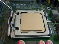 Vista del procesador  colocado en su  zócalo y fijado con el marco metálico.