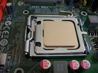 Vista del procesador  colocado en su  zócalo,  fijado con el marco metálico y asegurado con la palanca de seguridad.