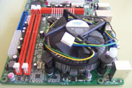 Se ha colocado el conjunto disipador/ventilador sobre el procesador y se ha anclado a la placa base con los mecanismos de sujeción que incorpora para ello.