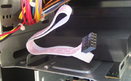  Muestra el extremo del cable con el conector usb que viene del lector de tarjetas de memoria colocado en el frontal. 
