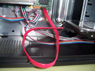 Muestra el cable de datos del tipo sata  que une el disco duro a la placa base. 