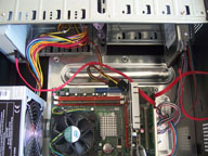 Muestra las conexiones sata realizadas para el disco duro y el DVD.