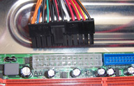 Vista del conector hembra y macho del cable que proporciona la alimentación eléctrica a la placa base.