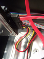 Instalación del conector que alimenta de energía eléctrica el disco duro. 
