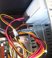 Instalación del conector que alimenta de energía eléctrica el disco duro al que se le ha añadido un adaptador. 