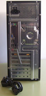 Muestra todas las conexiones, de la parte posterior de la caja del ordenador, preparadas para que le sean conectados los periféricos que necesita para utilizar. 