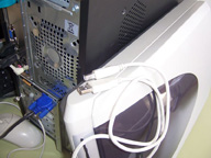 Muestra el escaner y el cable del tipo USB que necesita para conectarse al ordenador.