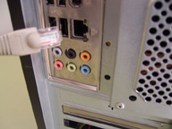  Muestra los conectores RJ45, macho en el cable y hembra en el ordenador.