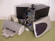Vista del ordenador con los periféricos de uso más común incorporados.