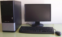 Conjunto compuesto por una torre de ordenador junto a un monitor un teclado y un ratón. 