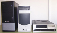 Tres cajas de ordenador de distinto tamaño que estan juntas para mostrar sus diferentes factores de forma.  