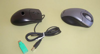 Un ratón inalámbrico y otro con cable con  conexión tipo PS2 y adaptador para conexión a USB.  