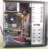 Visión del interior de la caja del ordenador con todos los componentes instalados.