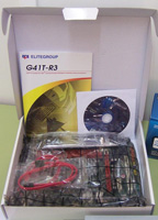Se muestra el contenido del  embalaje origina de la placa base, que viene acompañada de su manual, del cd con los drivers, etc. 