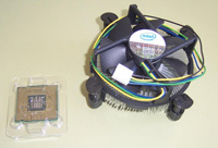 Se ve un microprocesador junto al conjunto formado por el disipador y su ventilador.