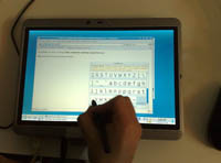 Un usuario utiliza una pantalla gráfica, señalando con un puntero. 