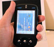 Un usuario sujeta en su mano un PDA.  