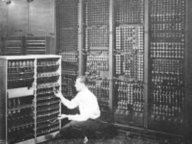 Técnico revisando uno de los paneles de tubos de vacío del ENIAC
