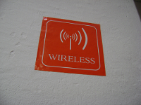 La palabra Wireless en blanco sobre fondo rojo.