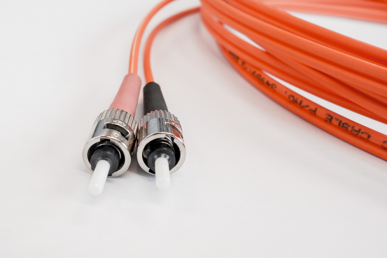 Cable de fibra optica naranja con los conectores